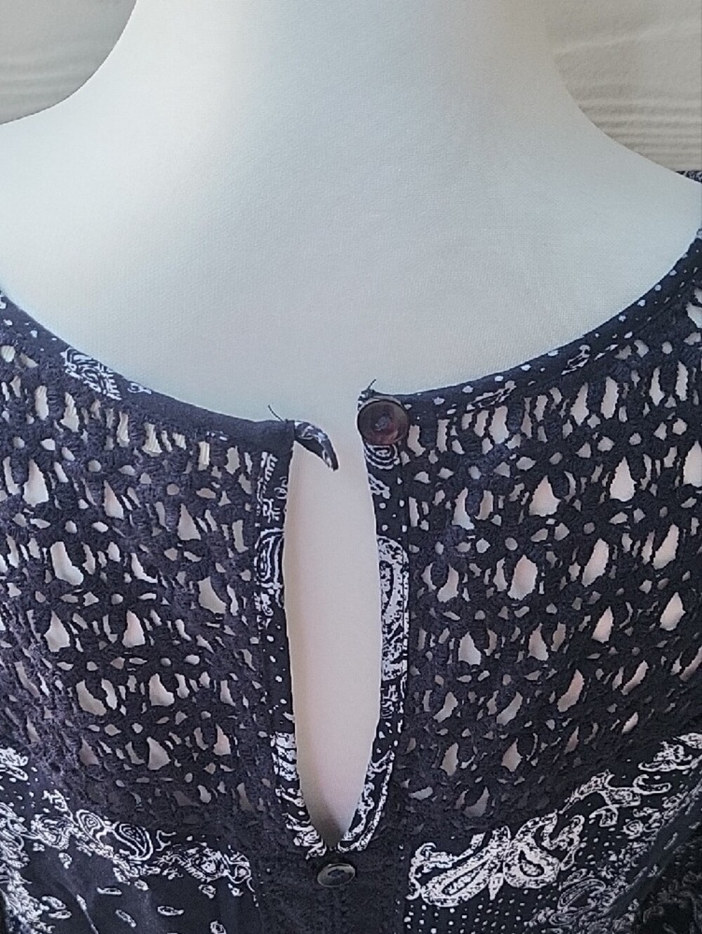 Solitaire Navy & White Printed Crochet Yoke Long Sleeve Top Women's Medium - Picture 9 of 16